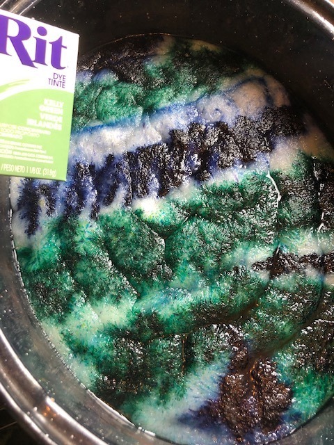 kelly green rit dye sprinkled dry onto wet roving