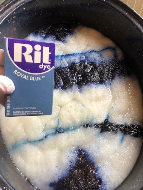 rit royal blue sprinkled dry onto wet wool roving